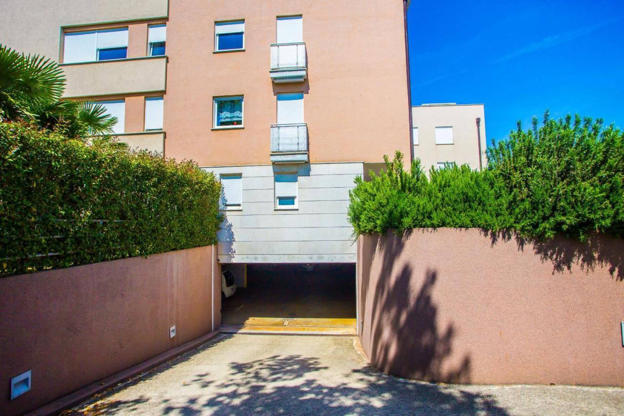 Apartment Dora Near Sea And Center With Private Garage Пореч Екстериор снимка