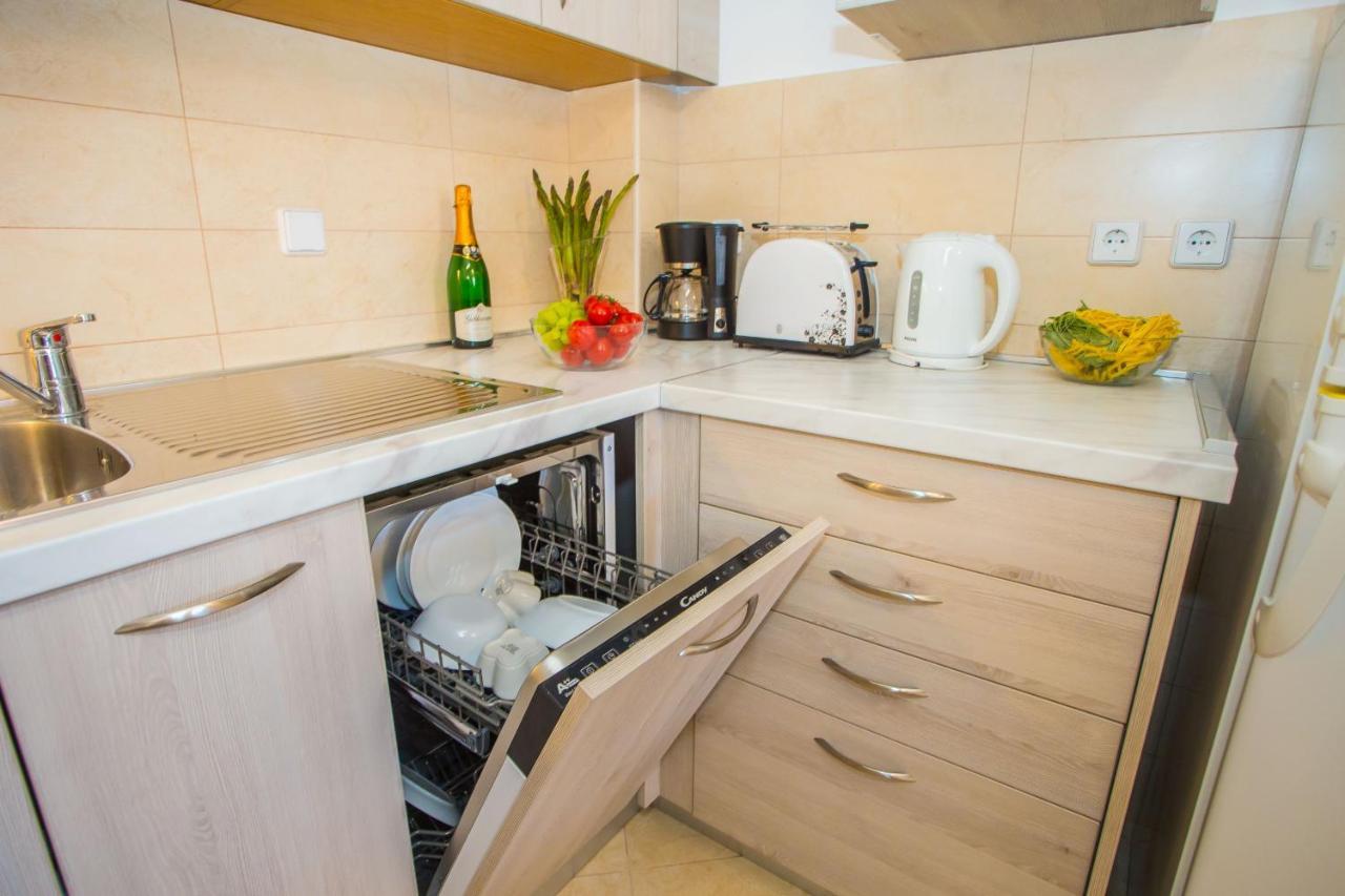 Apartment Dora Near Sea And Center With Private Garage Пореч Екстериор снимка