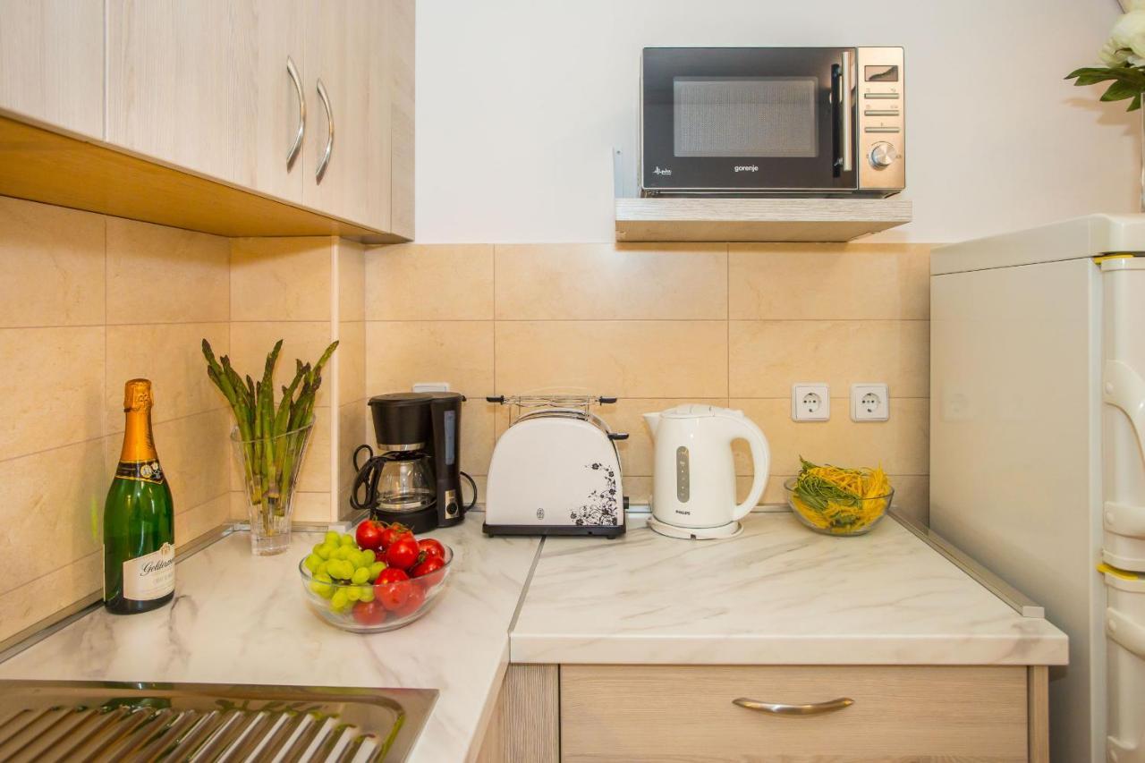 Apartment Dora Near Sea And Center With Private Garage Пореч Екстериор снимка