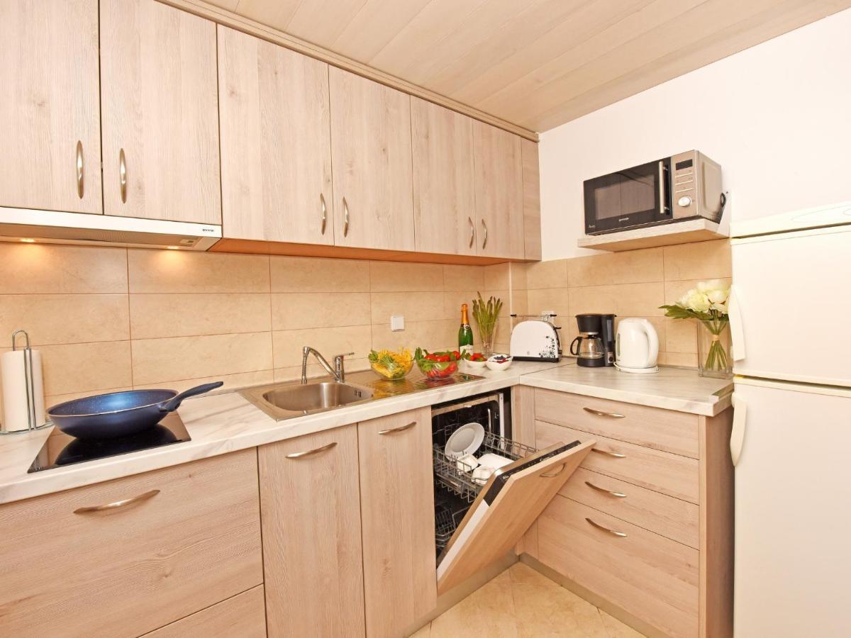 Apartment Dora Near Sea And Center With Private Garage Пореч Екстериор снимка